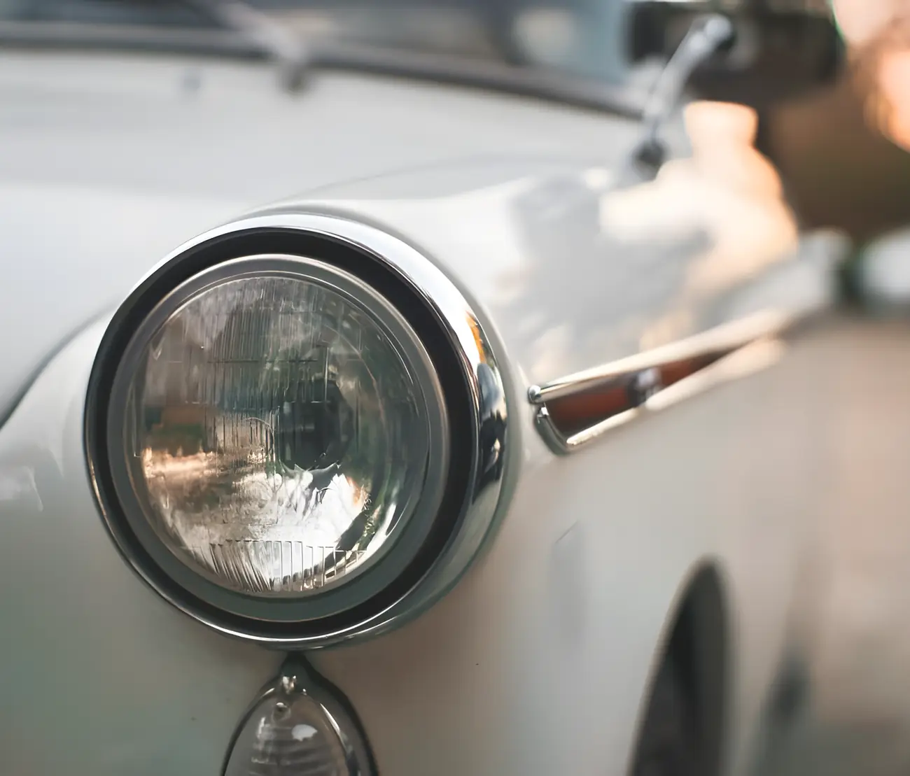 Balto automobilio žibintas iš arti