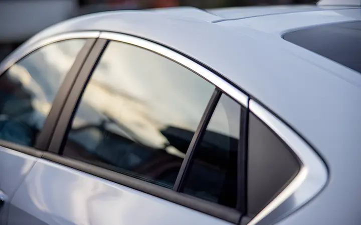 Sidabrinio automobilio galinės durys ir stogo linija