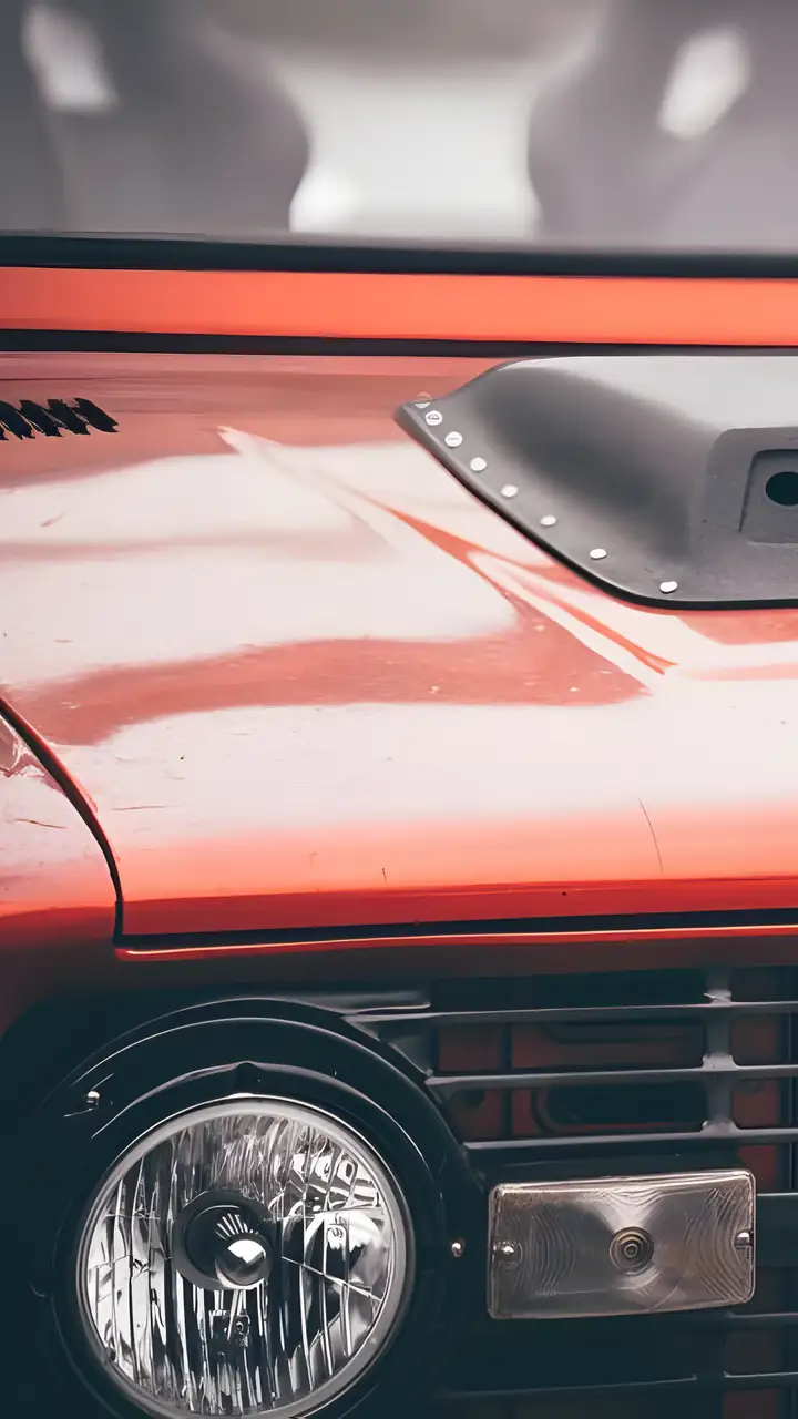 Raudonai dažytas automobilio kapotas